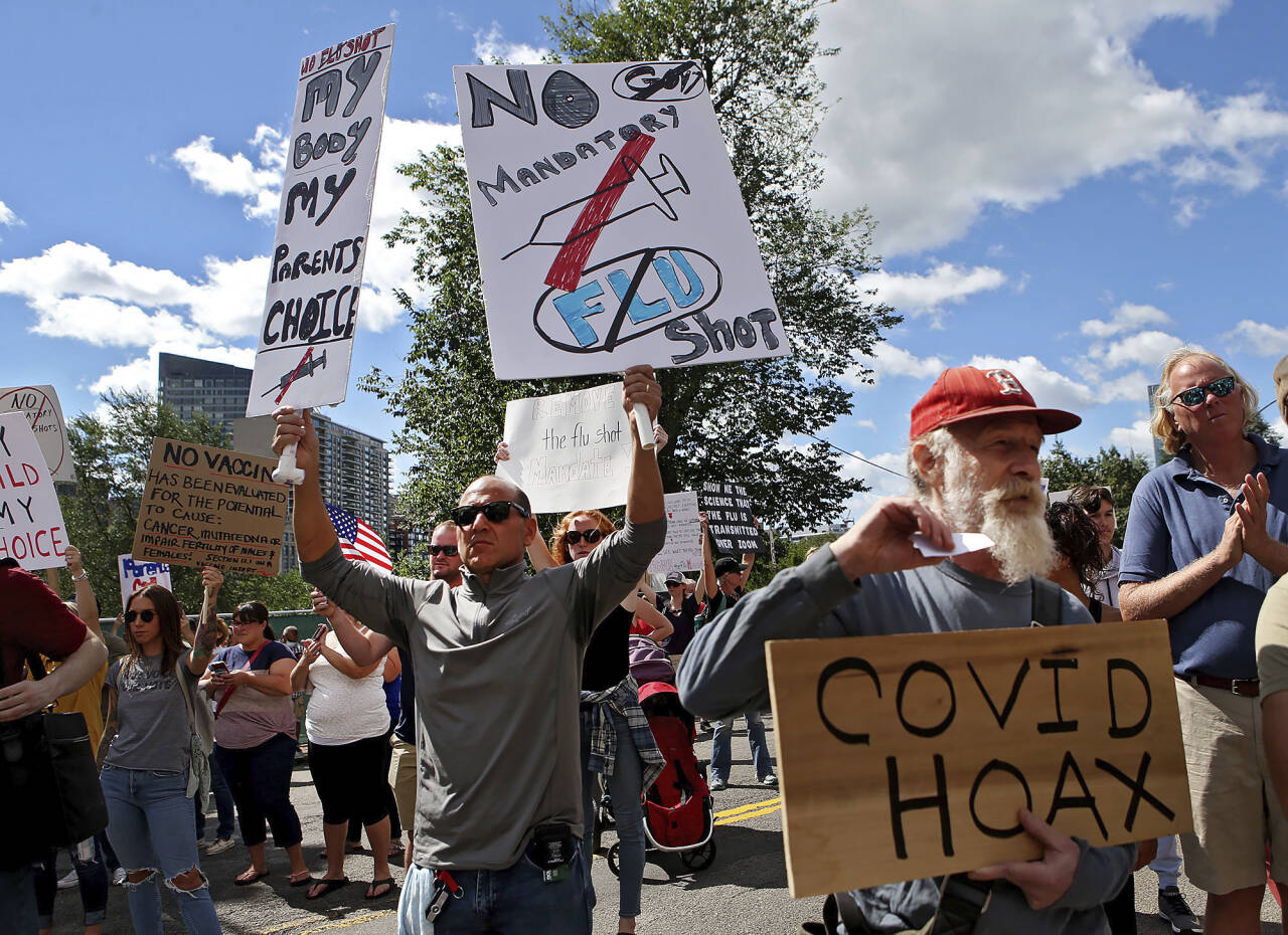 Vaksinemotstanden har økt under koronapandemien, ofte som følge av desinformasjon og ville konspirasjonsteorier. Her fra en protest mot vaksinering i Boston i USA i august i fjor. Foto: AP / NTB