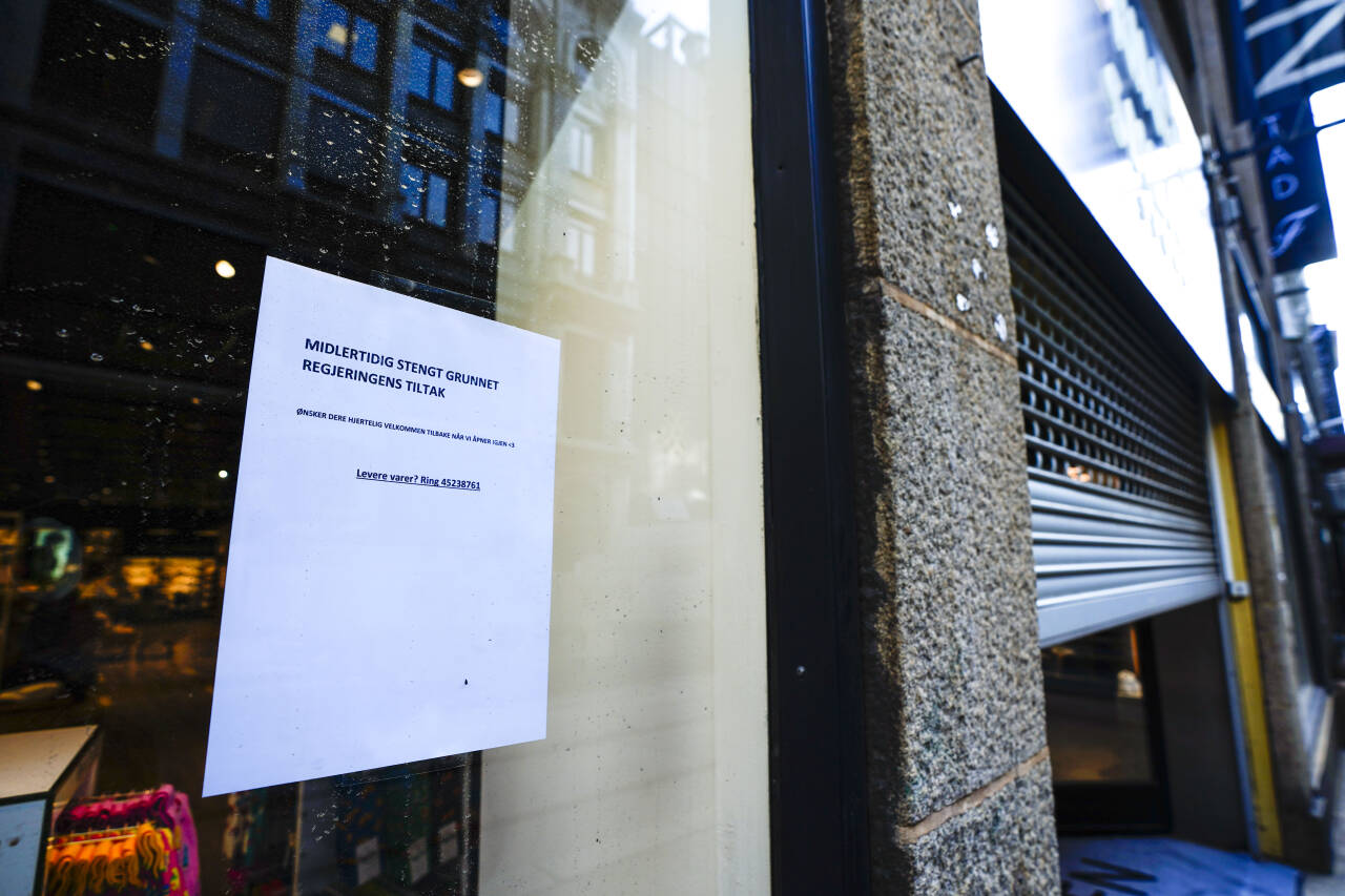 Butikker holder stengt i Oslo sentrum på grunn av koronarestriksjoner. Foto: Lise Åserud / NTB