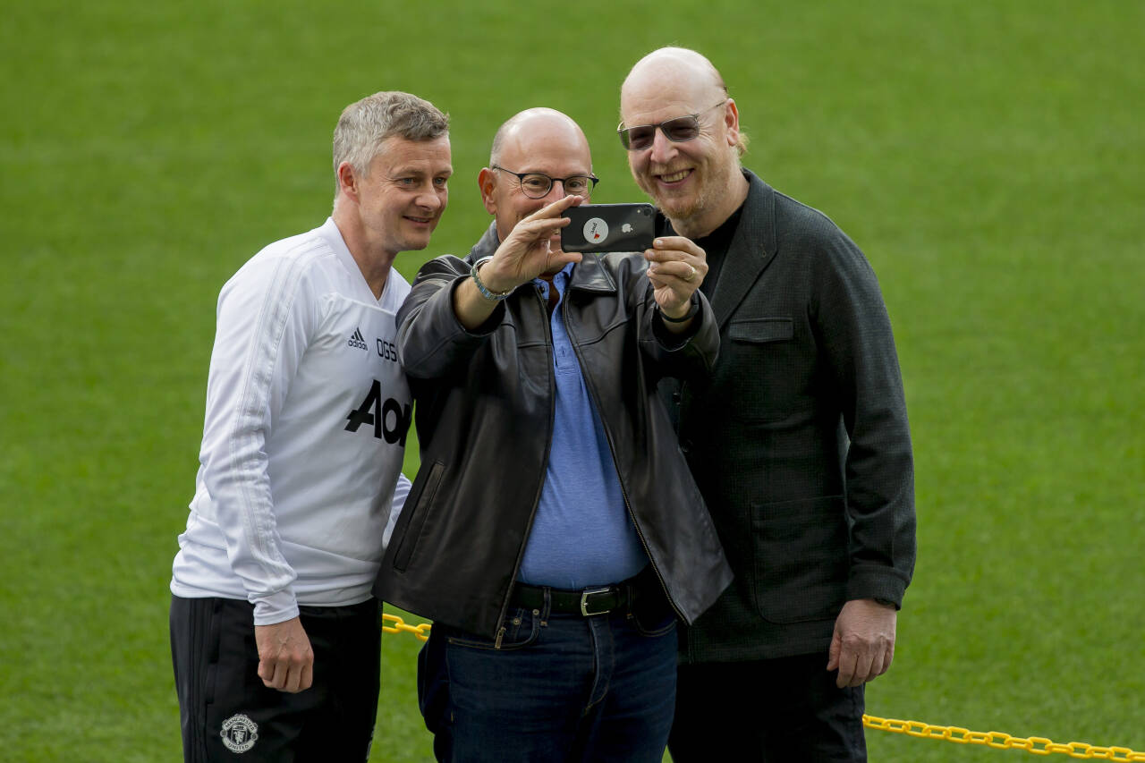 Manchester United-eierne Joel og Avram Glazer møter kritikk. Foto: Joan Monfort / AP / NTB