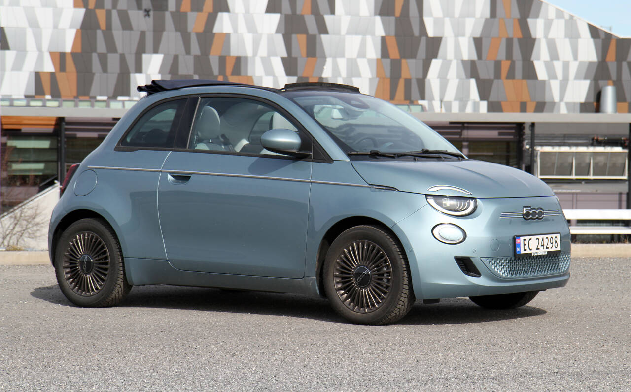 STIL: Den klassiske formen på Fiat 500 er oppgradert på forbilledlig vis. Elbilen har blitt en gøyal sak, som passer for dem som ikke har store plasskrav eller som trenger en snerten bil nummer to. Foto: Morten Abrahamsen / NTB