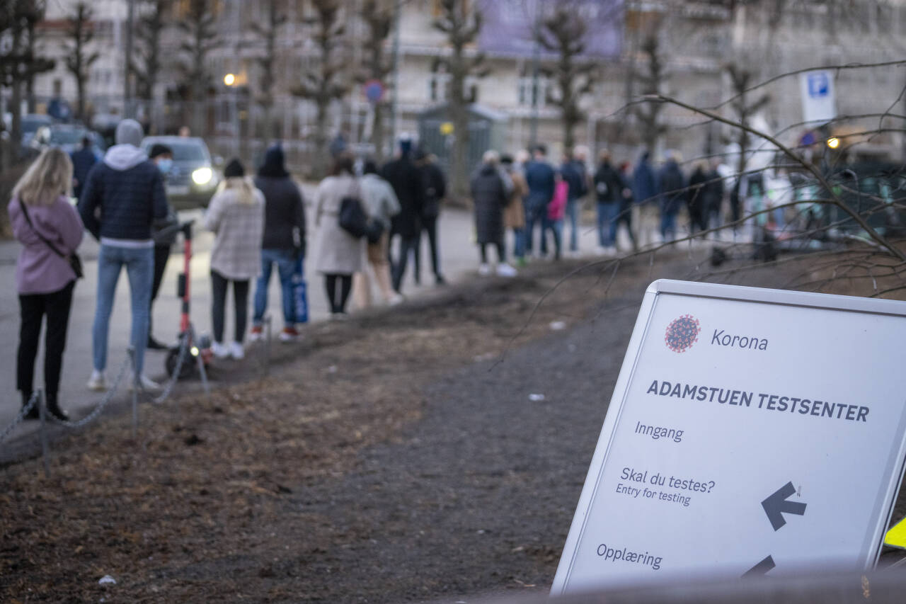 Det er blitt registrert 524 nye smittetilfeller i Norge det siste døgnet, her fra teststasjonen på Adamstuen i Oslo. Foto: Heiko Junge / NTB