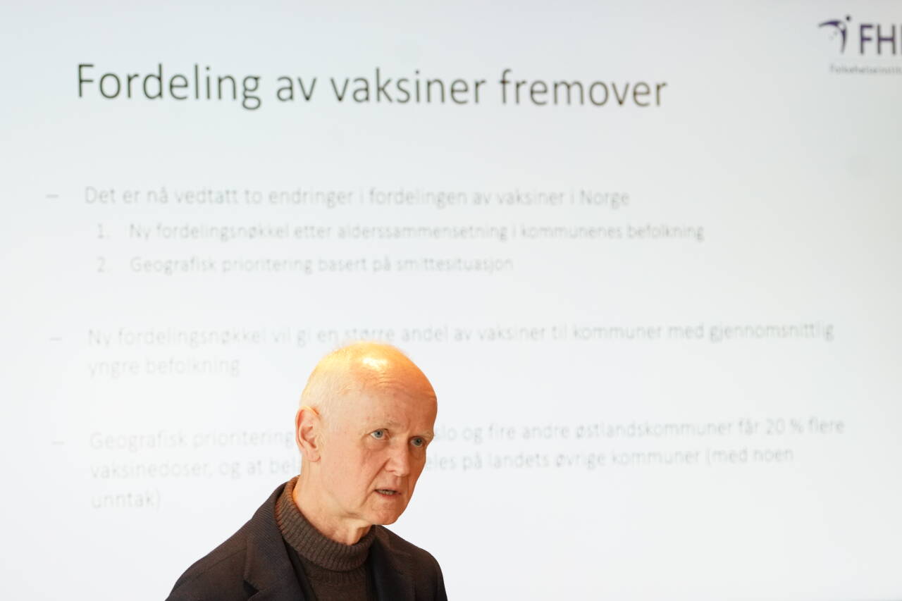 Smitteverndirektør Geir Bukholm i Folkehelseinstituttet bekrefter at Norge kan vente seg betydelige mengder ekstra vaksinedoser til sommeren. Foto: Ole Berg-Rusten / NTB