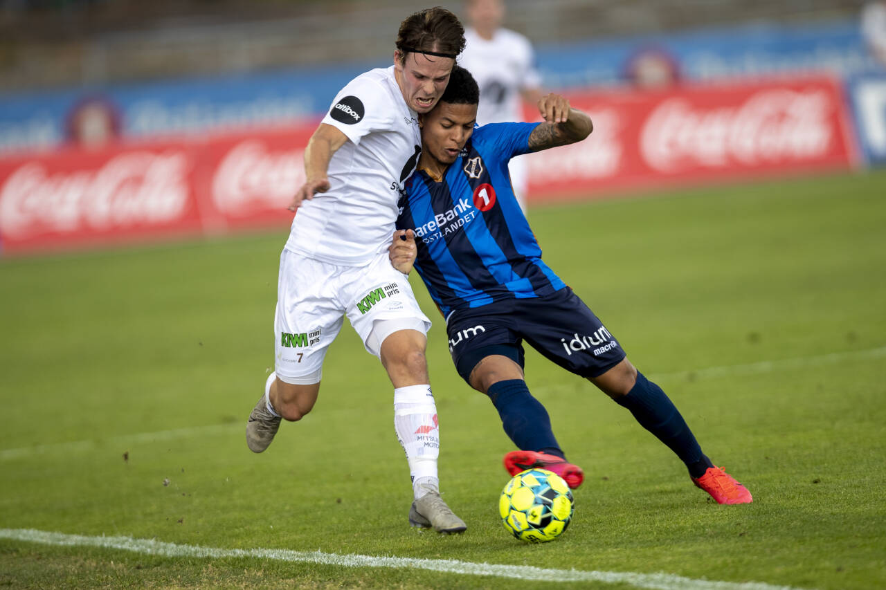 De fem klubbene i Viken som har vært berørt av det strengeste tiltaksnivået, har fått unntak og kan starte med fellestreninger igjen. Her Mjøndalens Lars Olden Larsen og Stabæks Luc Kassi i fjor.Foto: Terje Pedersen / NTB