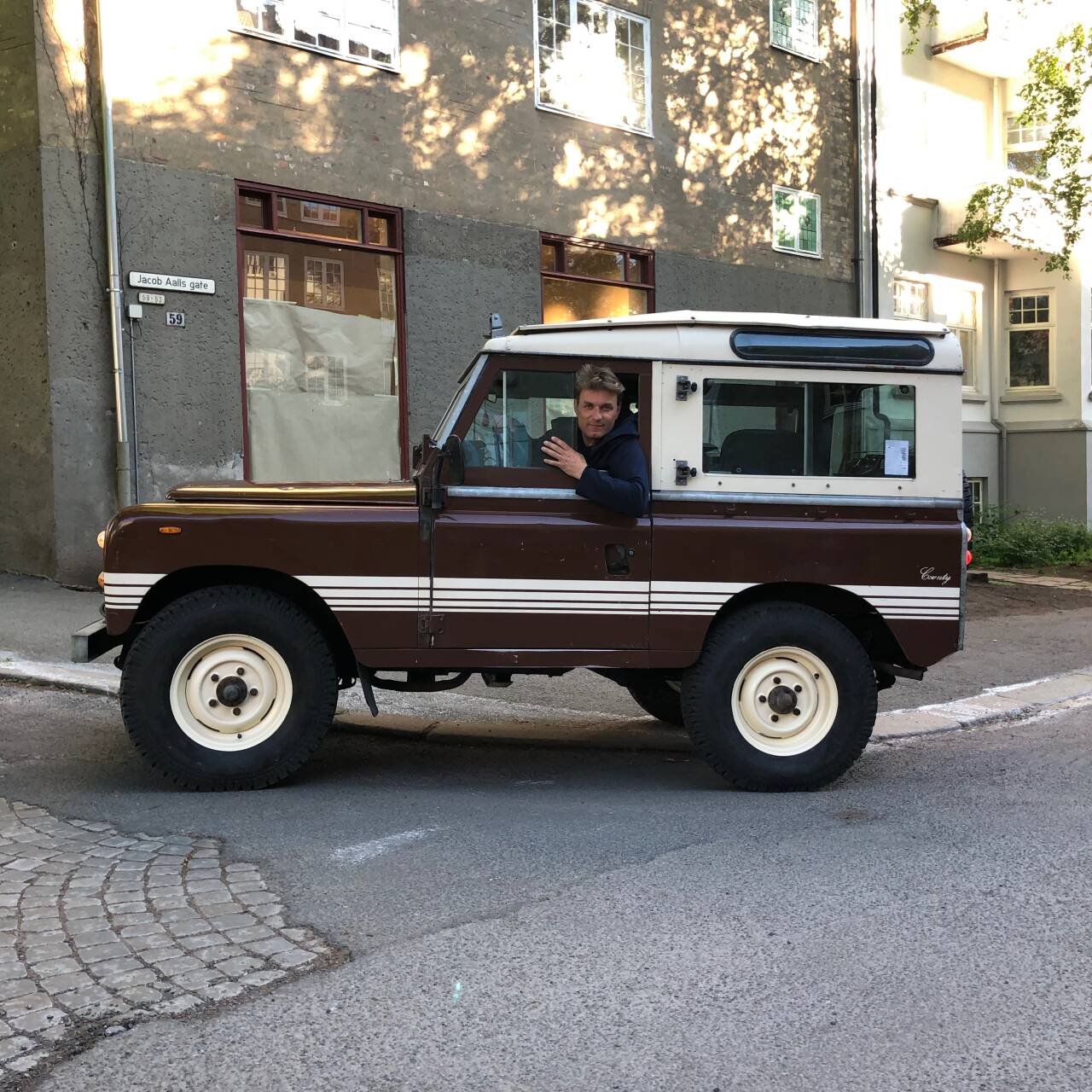 KJØRER FILM: Karl Eirik Haug kjører Carl's Cars fra papir til filmer på nett. Foto: Privat