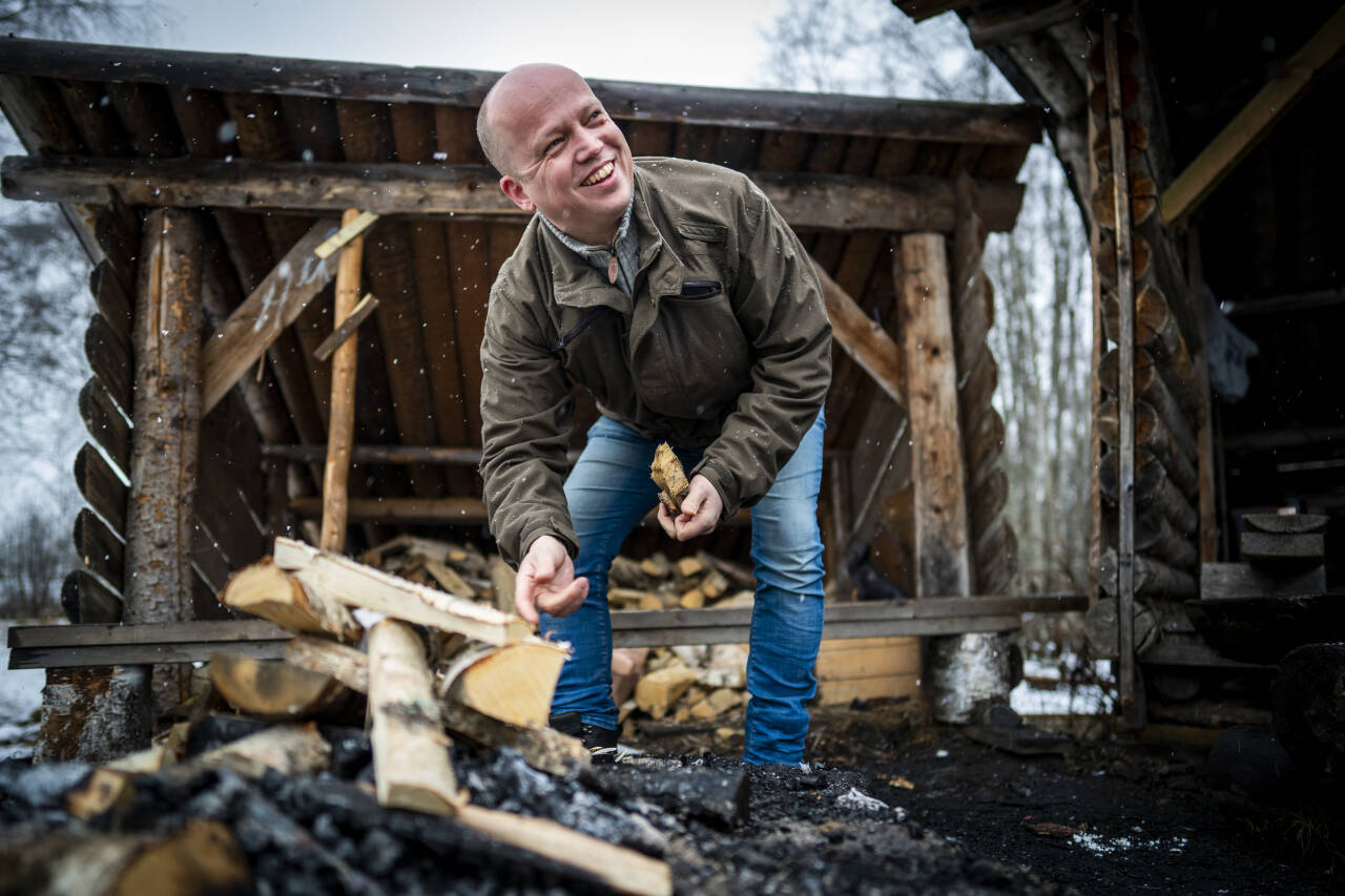 Senterpartiets leder Trygve Slagsvold Vedum lover at fylker og kommuner som er sammenslått ved tvang, skal få mulighet til å bli selvstendige igjen. Foto: Heiko Junge / NTB