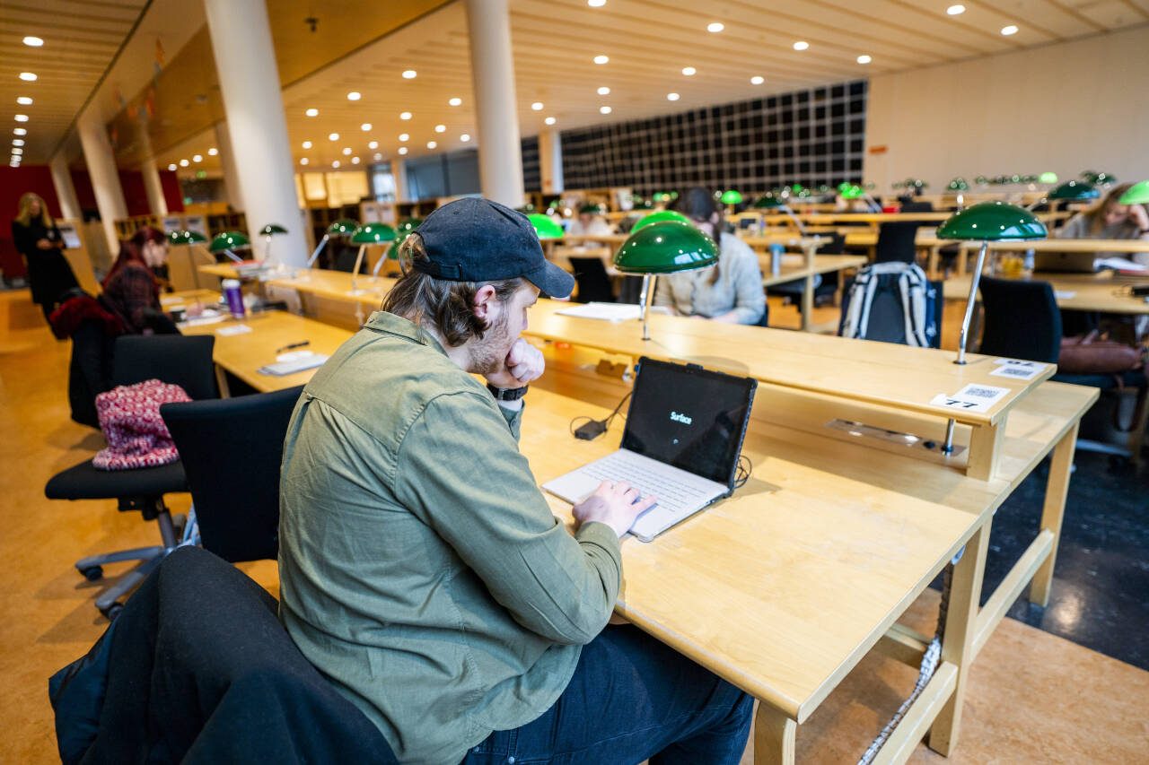 Det er grunn til å tro at ganske mange slang inn en søknad til Samordna opptak i siste liten i fjor, så de skulle ha flere muligheter hvis det ble vanskelig å finne jobbe, annen utdanning andre steder eller det skulle bli vanskelig å reise, hvis det var planen. Illustrasjonsfoto: Håkon Mosvold Larsen / NTB