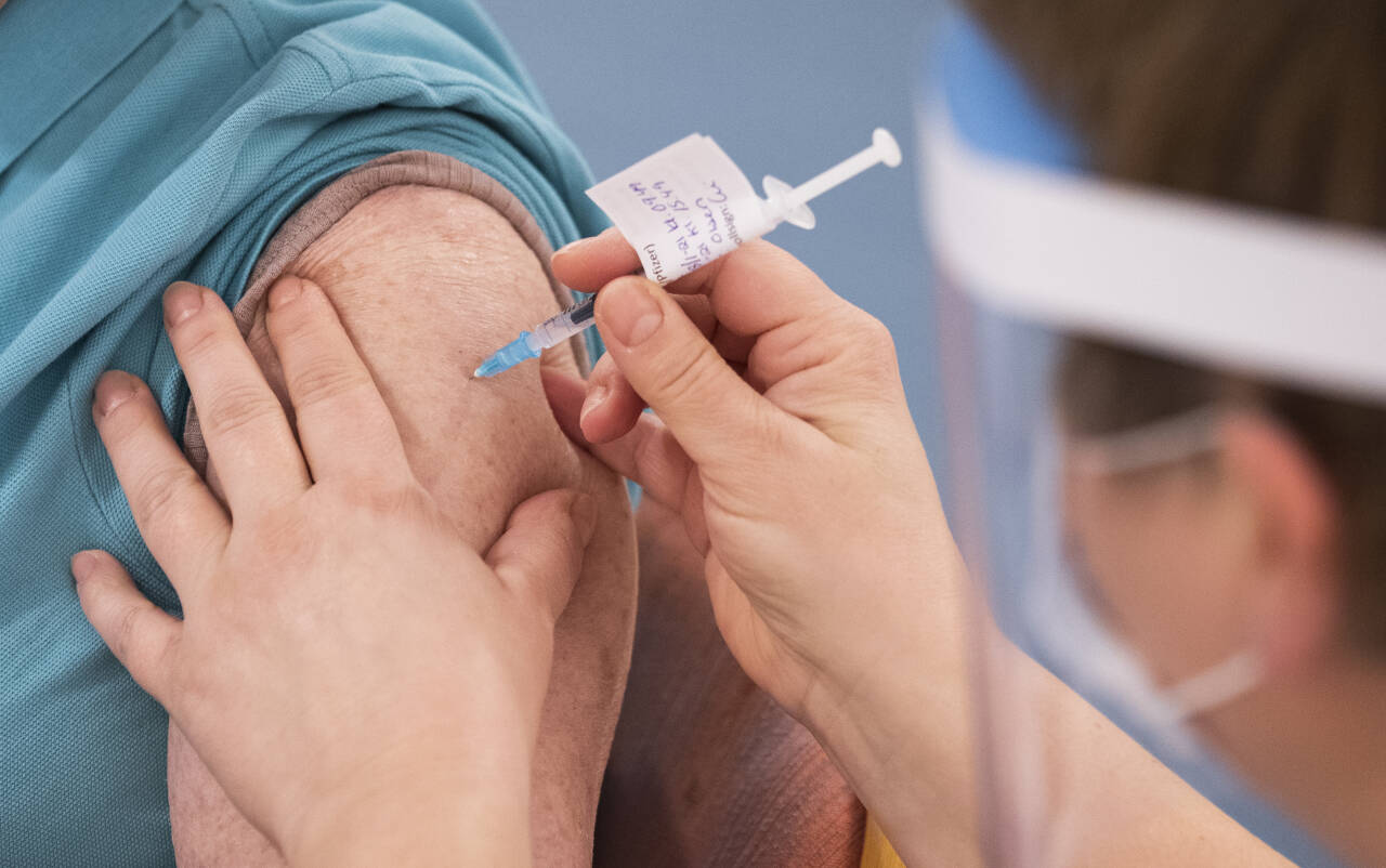 Nesten 300.000 nordmenn er nå fullvaksinert. Snart er det satt nesten 1 million vaksinedoser her i landet. Foto: Berit Roald / NTB