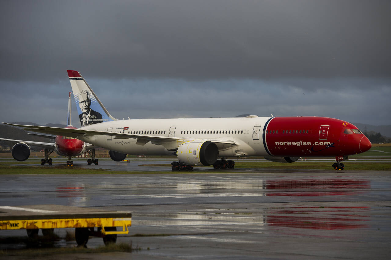 Norwegian-fly parkert på Stavanger lufthavn Sola. Selskapet hadde 94 prosent færre passasjerer i mars enn i samme måned i fjor. Foto: Carina Johansen / NTB