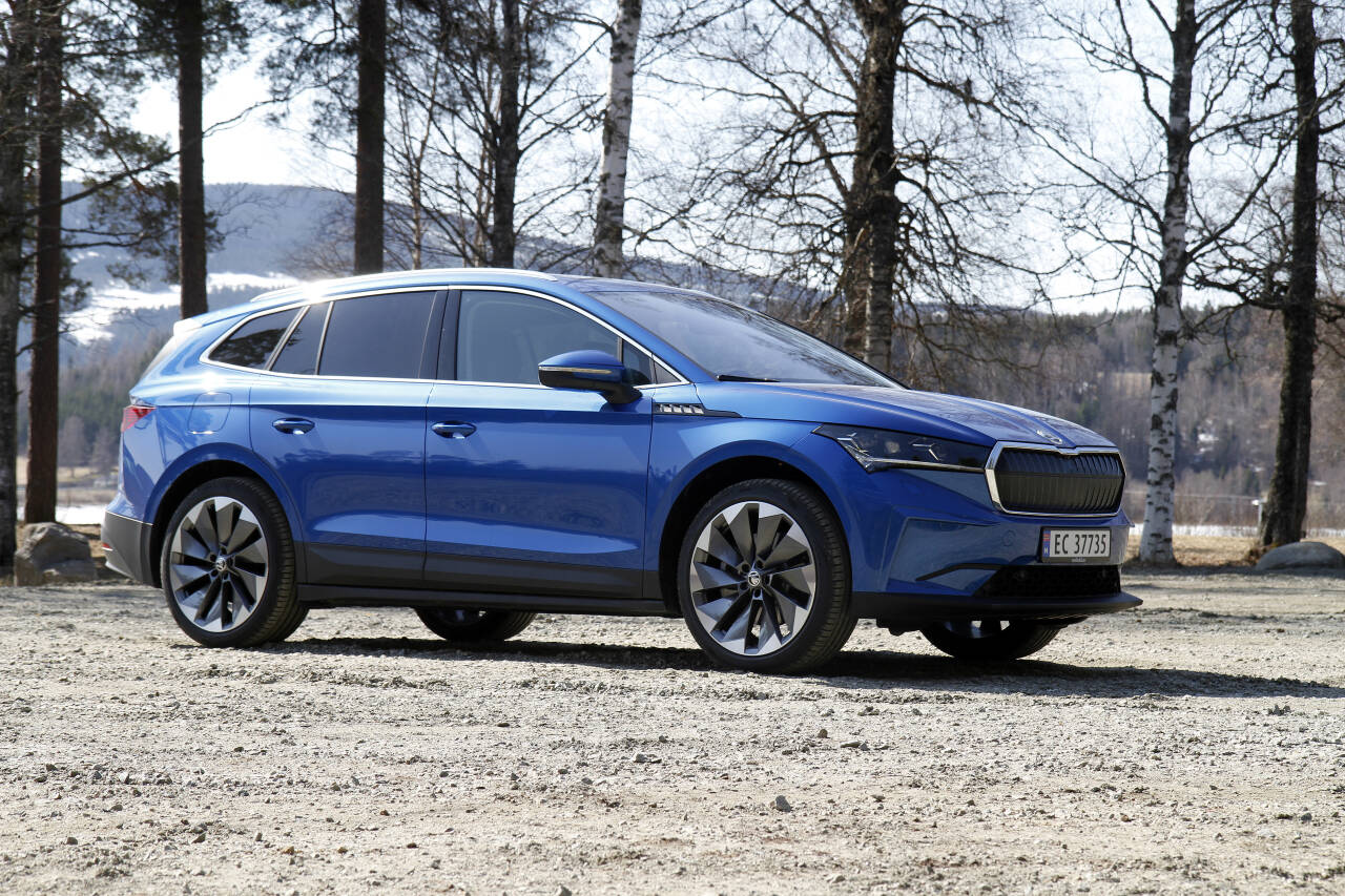 SØSKEN: Skoda Enyaq er bygget på samme plattform, med samme elbilteknologi, som Volkswagen ID. 4 og Audi Q4 e-tron. Prismessig er de også temmelig like. Foto: Morten Abrahamsen / NTB