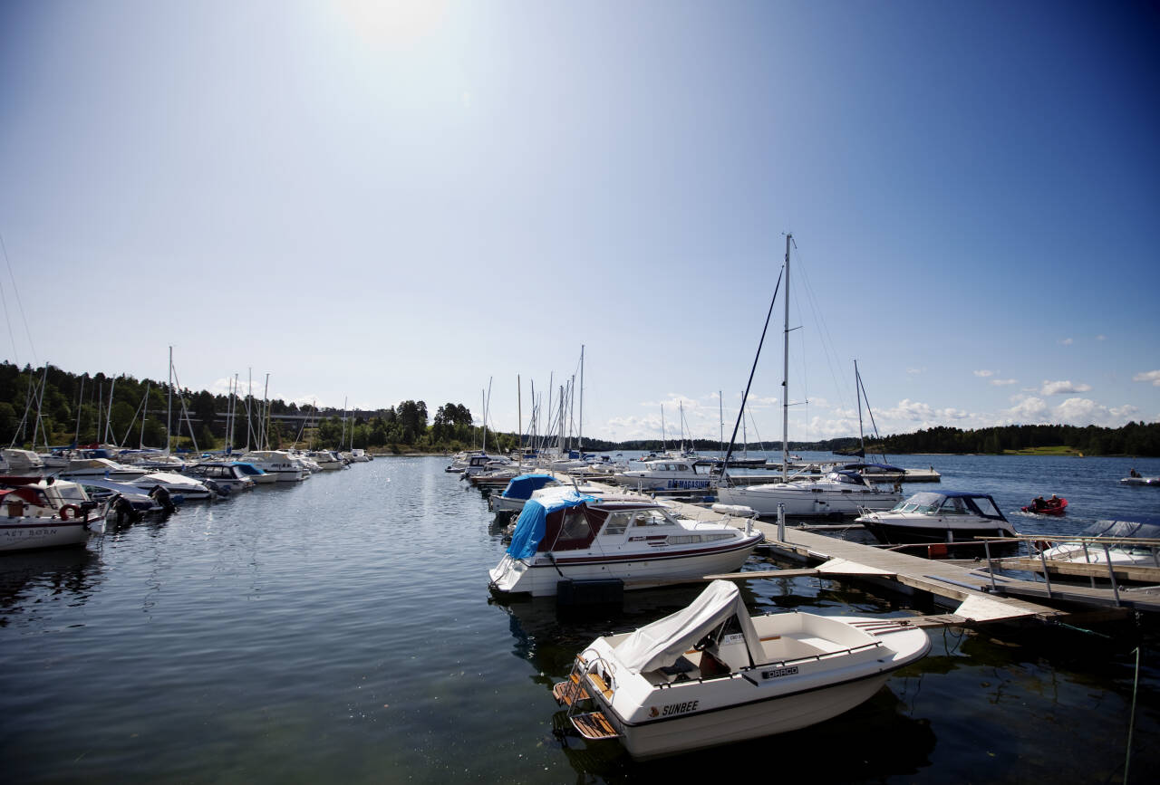 Fint vær på sjøen gjør at mange er ventet å ta ut båten i påsken, men Røde Kors ber folk planlegge ekstra godt som følge av koronarestriksjoner. Illustrasjonsfoto: Kyrre Lien / NTB  .