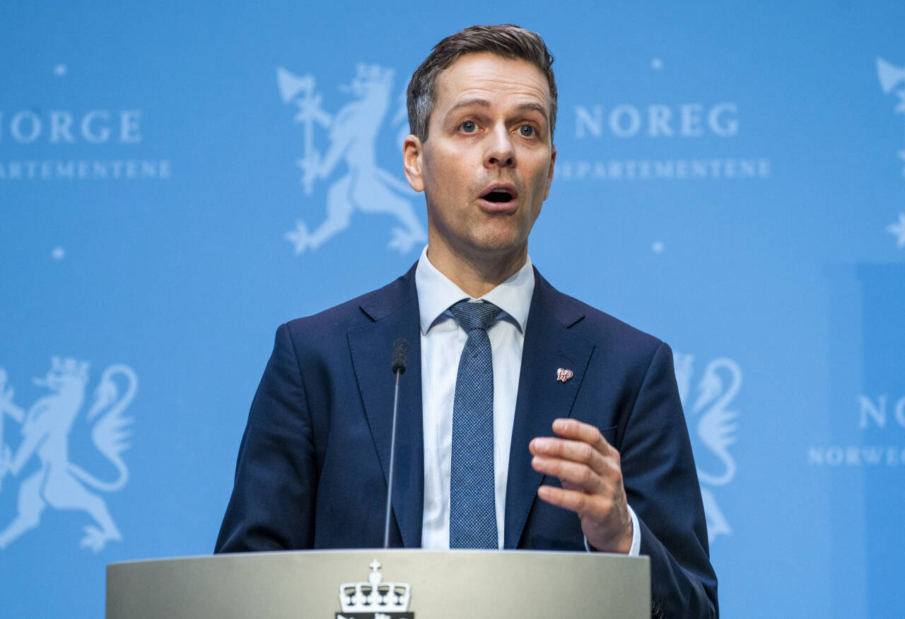 Samferdselsminister Knut Arild Hareide (KrF) forlenger kjøpet av minimumstilbudet på fly. Foto: Terje Pedersen / NTB