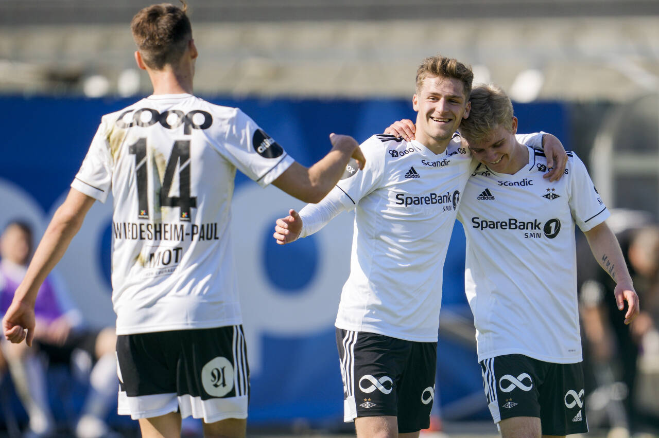 Åge Hareide fikk testet mange spillere mot Raufoss lørdag. Her jubler innbytterne Rasmus Wiedesheim-Paul (f.v.), Carlo Holse og Edvard Tagseth for 3-0-målet.Foto: Ole Martin Wold / NTB