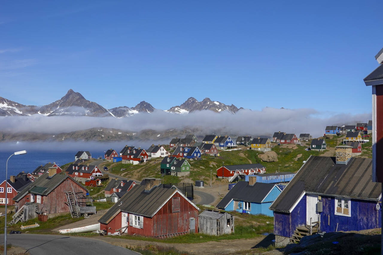 Det finnes grønne flekker på Grønland den dag i dag, som her i den lille byen Tasiilaq som regnes som Øst-Grønland eneste by. Heller ikke her er isen langt unna. Foto: Heiko Junge / NTB