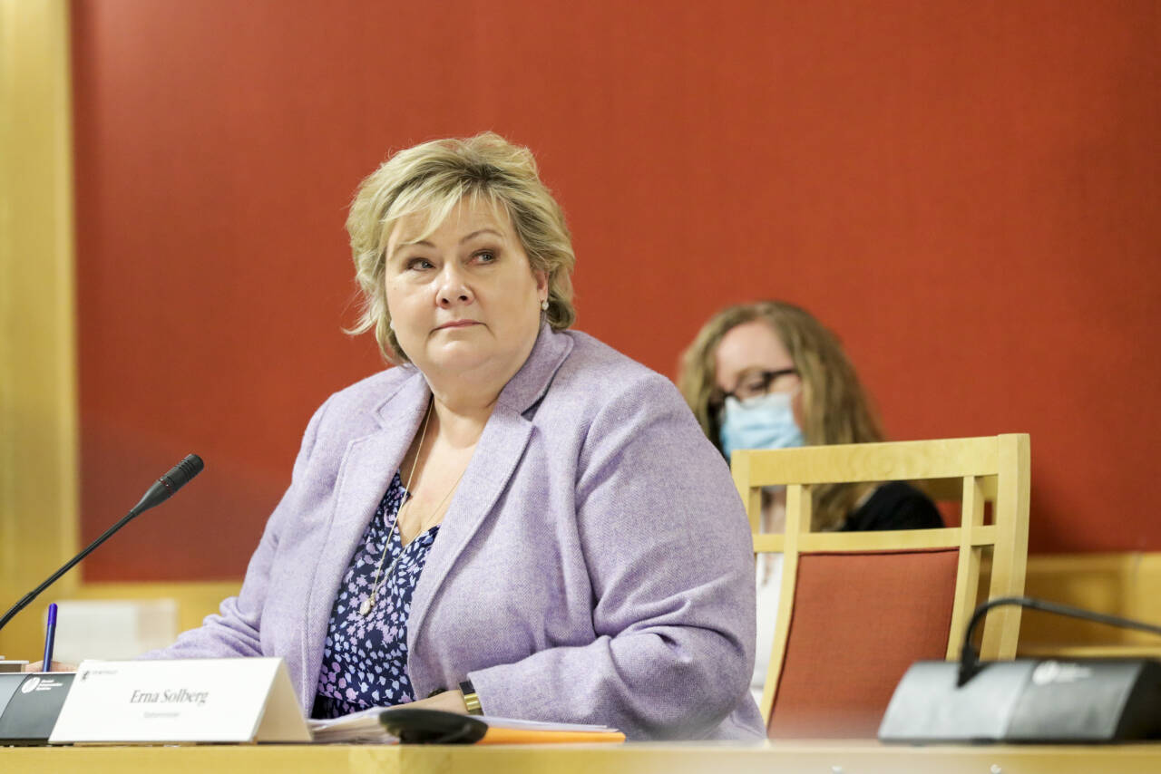 Statsminister Erna Solberg var mandag kalt inn til høring i utenriks- og forsvarskomiteen på Stortinget i forbindelse med Bergen Engines-saken. Foto: Lise Åserud / NTB