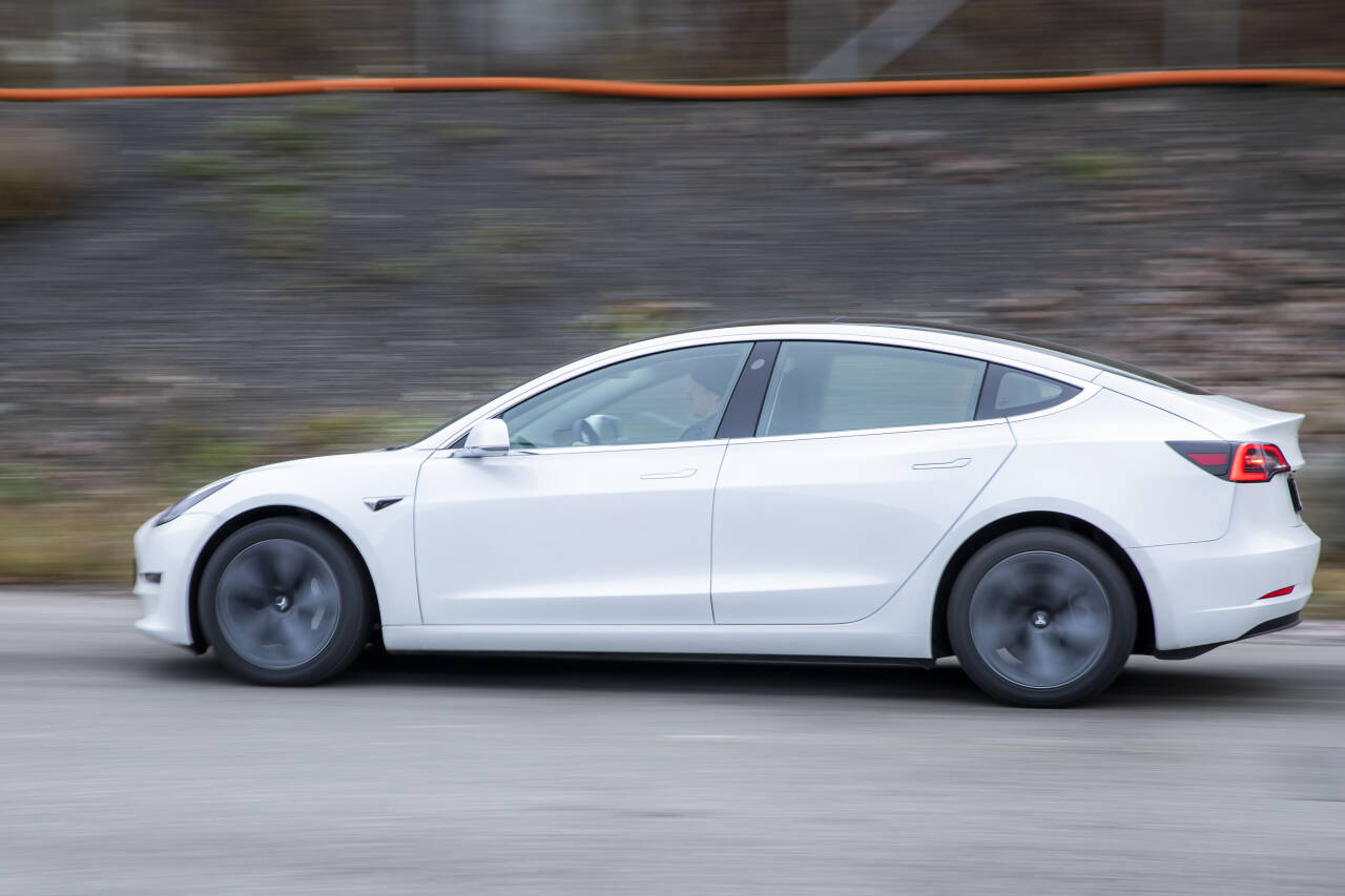 PRISAVSLAG: Tesla kutter prisen med 12,5 prosent på den billigste versjonen av Model 3. FOTO: Håkon Mosvold Larsen / NTB