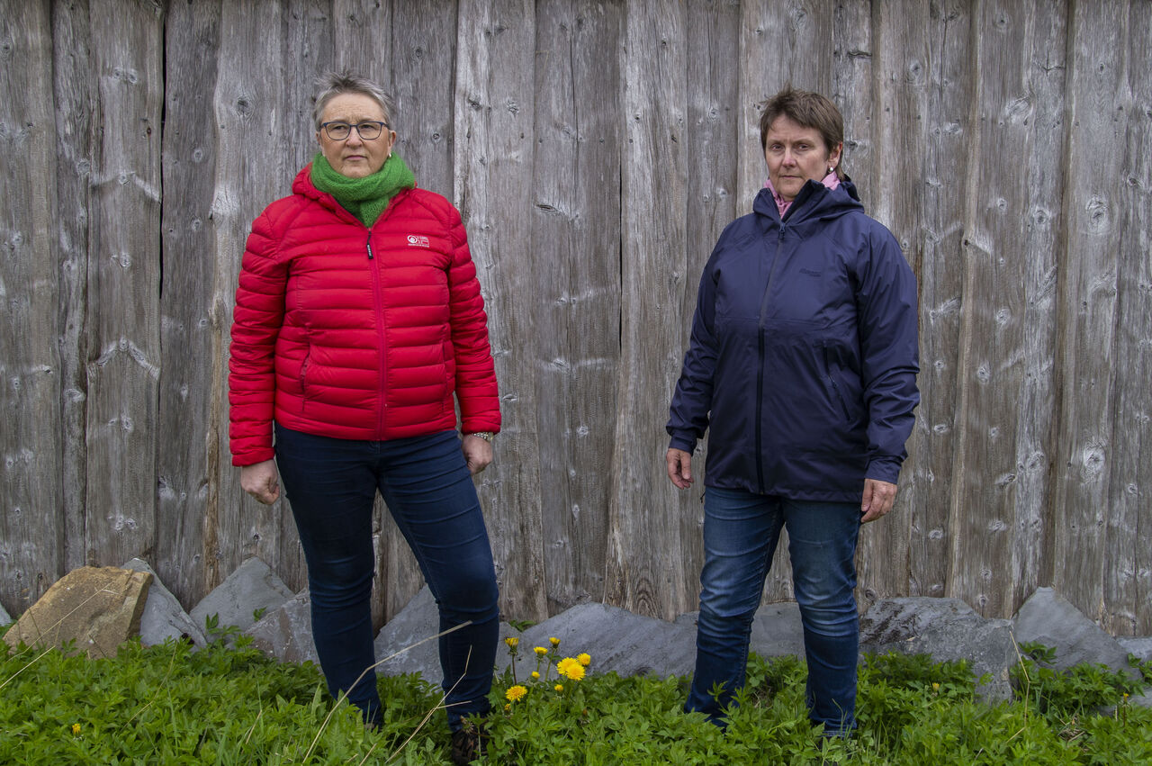 Til venstre tidligere leder i Nei til vindkraftverk på Haramsøya, Birgit Oline Kjerstad og til høyre er nåværende leder, Lisbeth Marie Austnes. Foto: Nei til vindkraftverk på Haramsøya