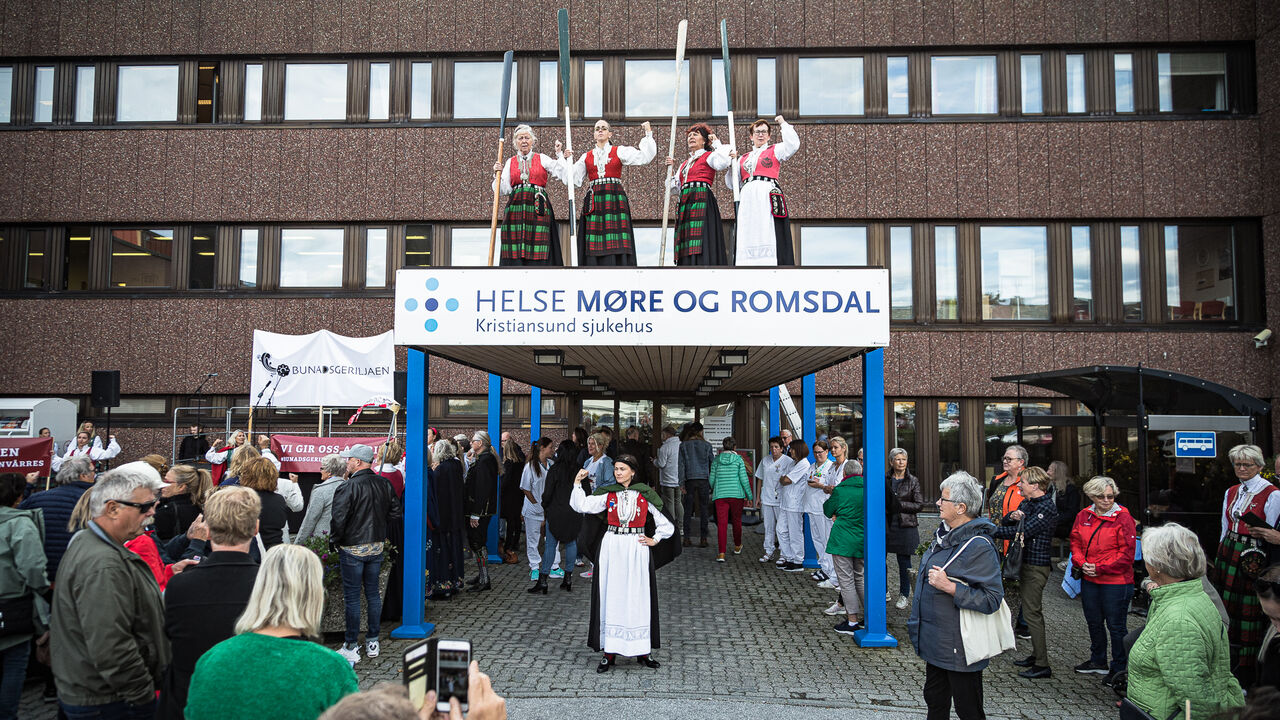 Illustrasjonsbilde fra en aksjon foran Kristiansund sykehus i regi av Bunadsgeriljaen, som kjemper utrettelig for føde- og akuttilbud på blant annet Kristiansund sykehus. Foto: Steinar Melby / KSU.NO