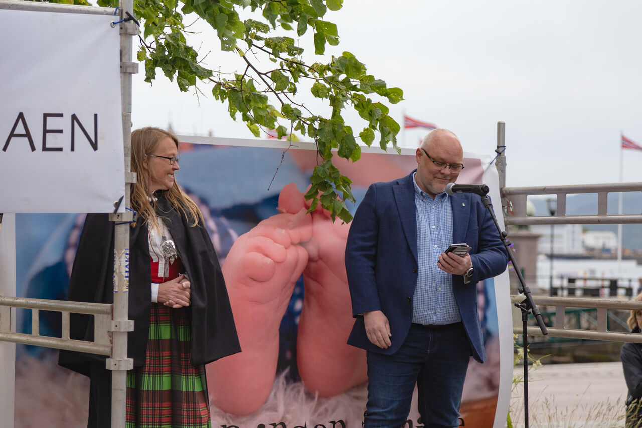 Ingrid Uthaug fra Bunadsgeriljaen og innleggsforfatter Stig Anders Ohrvik ved en tidligere anledning på Rådhusplassen i Kristiansund.  Foto: Steinar Melby / KSU.NO