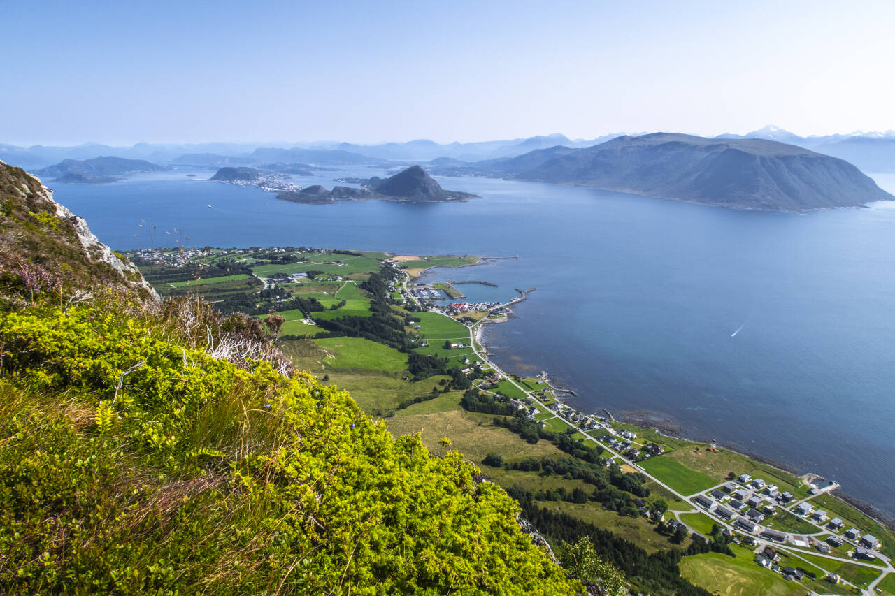 Utsikt mot Ålesund fra fjelltoppen Storhornet på Godøy i Giske kommune i Møre og Romsdal. Foto: Halvard Alvik / NTB