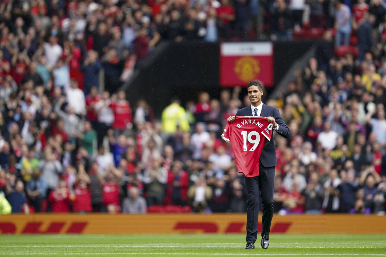 Raphaël Varane ble offentliggjort av Manchester United foran kampen mot Leeds lørdag. Foto: Jon Super / AP / NTB
