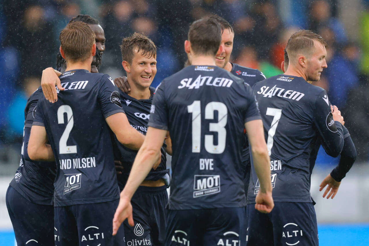 Kristiansund-spillerne jubler etter Sander Kartums 4-1-scoring mot Stabæk. Foto: Svein Ove Ekornesvåg / NTB