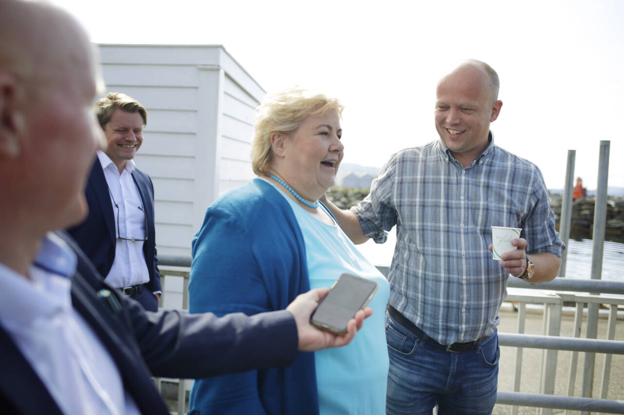 Statsministerduell: Senterpartiets statsministerkandidat Trygve Slagsvold Vedum støtte på statsminister Erna Solberg (H) på ferjekaia, og det oppsto en debatt om industri og EØS. Foto: Javad Parsa / NTB