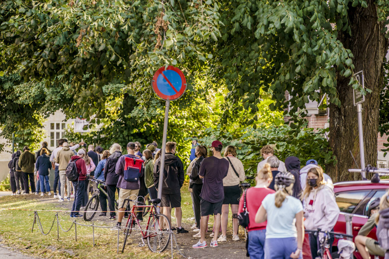 Folk står i kø for å teste seg på Adamstuen teststasjon i Oslo onsdag. Det siste døgnet er det registrert 1.415 koronasmittede i Norge, som er ny rekord med god margin. Foto: Stian Lysberg Solum / NTB