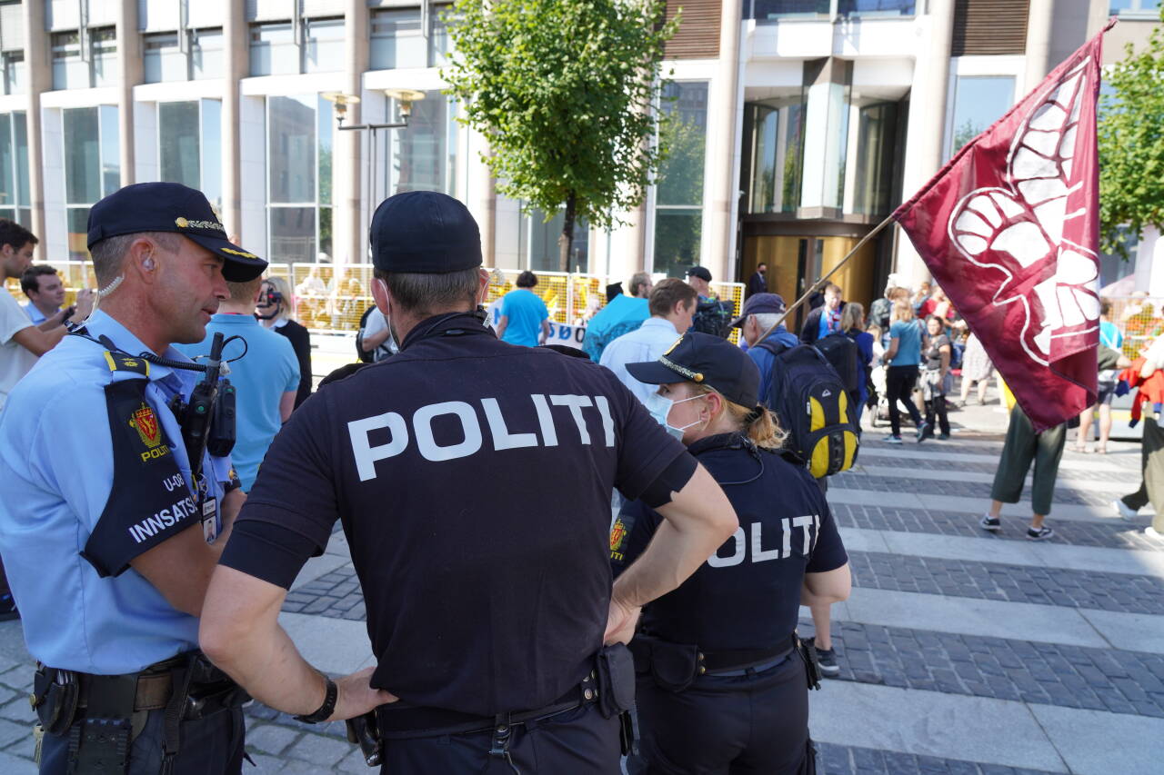 Politiet overvåker aktivister fra Extinction Rebellion som demonstrerer utenfor Olje- og energidepartementet.Foto: Ole Berg-Rusten / NTB