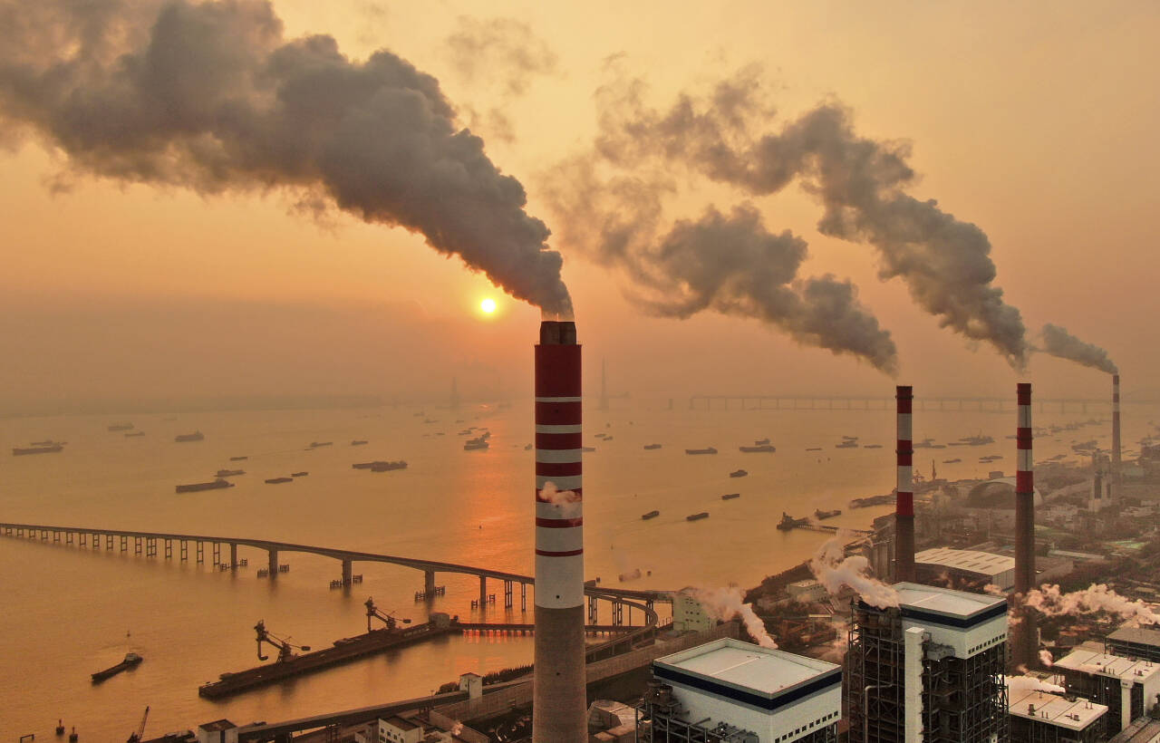 Godt over to tredeler av CO2-utslippene fra verdens kraftverk kommer fra under 5 prosent av dem. Her fra et kraftverk i Kina.Foto: Chinatopix / AP / NTB