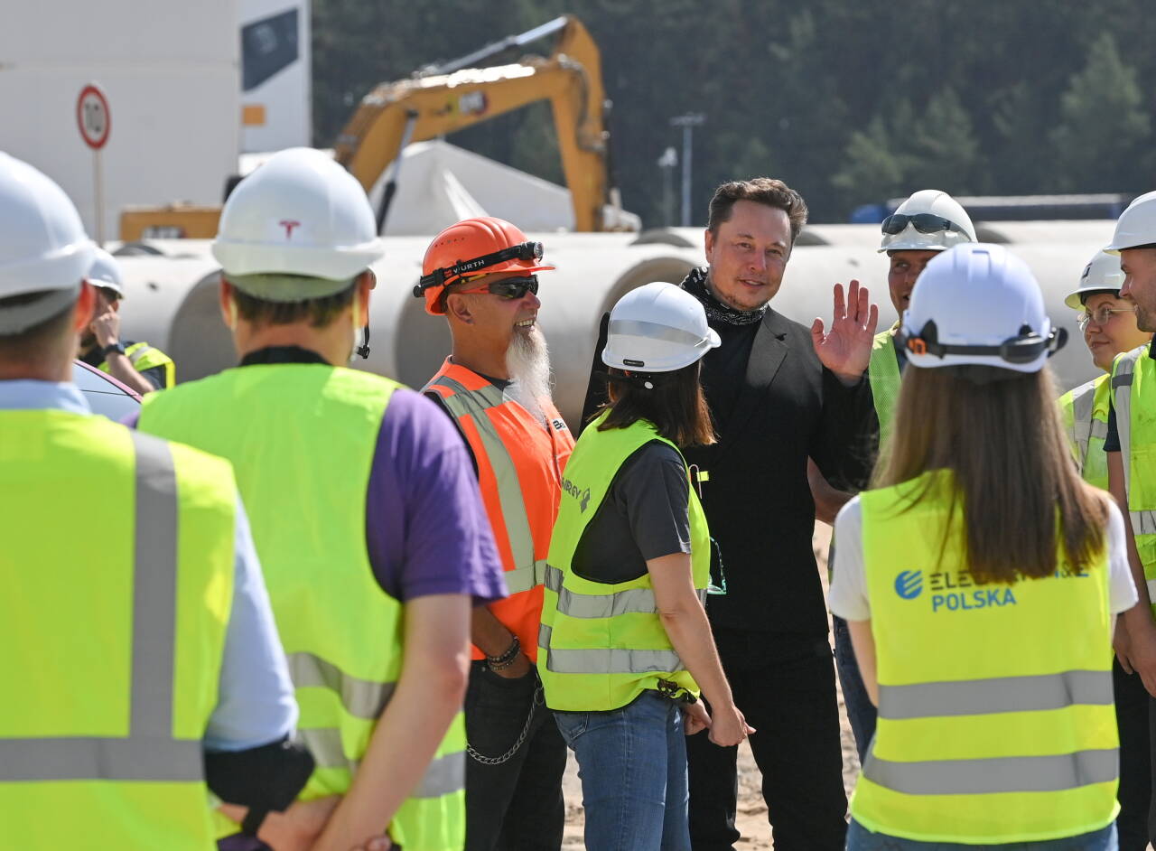 TYSKLAND: Elon Musk var nylig på besøk ved anlegget som er under bygging i Tyskland. Foto: Patrick Pleul / Reuters