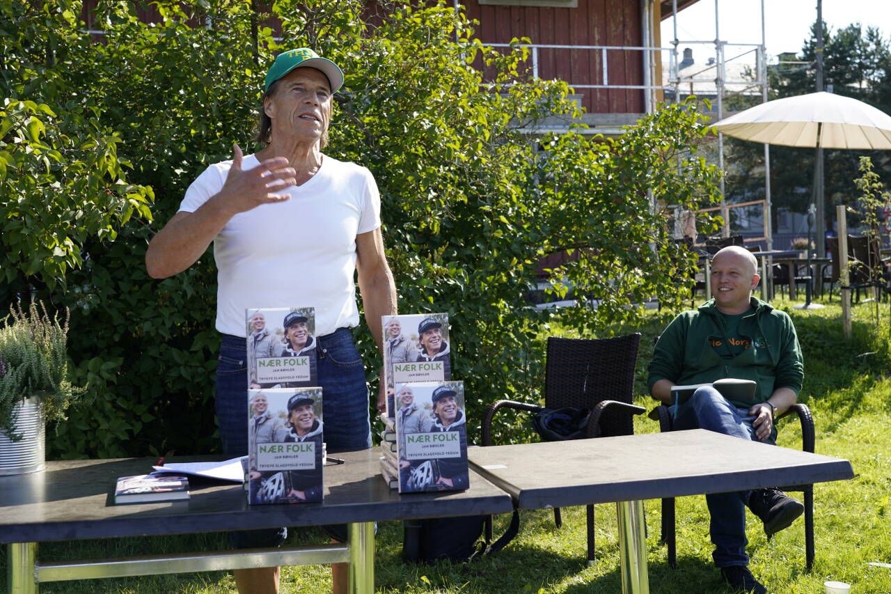 Jan Bøhler og Trygve Slagsvold Vedum på lanseringen av boka «Nær folk» på Kafè Steinbra i Groruddalen. Foto: Gorm Kallestad / NTB