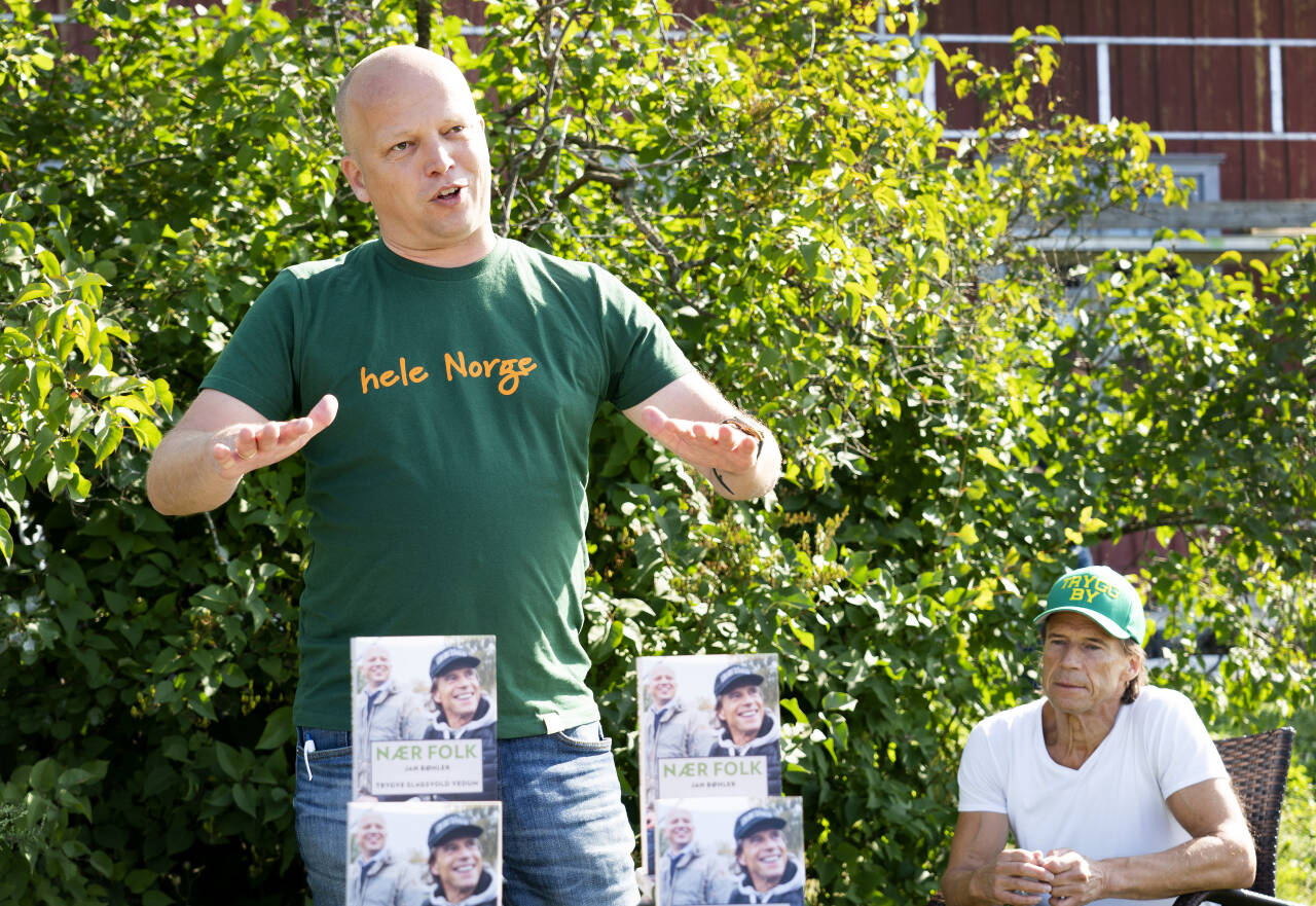 Sp-leder Trygve Slagsvold Vedum og partikollega Jan Bøhler på lanseringen av boka «Nær folk» på Kafè Steinbra i Groruddalen mandag. Foto: Gorm Kallestad / NTB