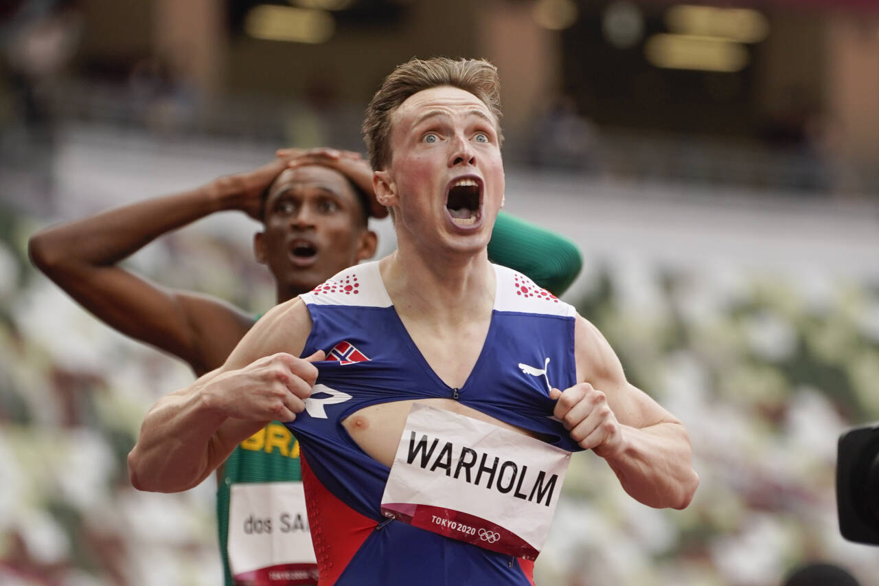 Karsten Warholm river i stykker trøya i glede over OL-gull og verdensrekord på 400 meter hekk. Foto: Heiko Junge / NTB