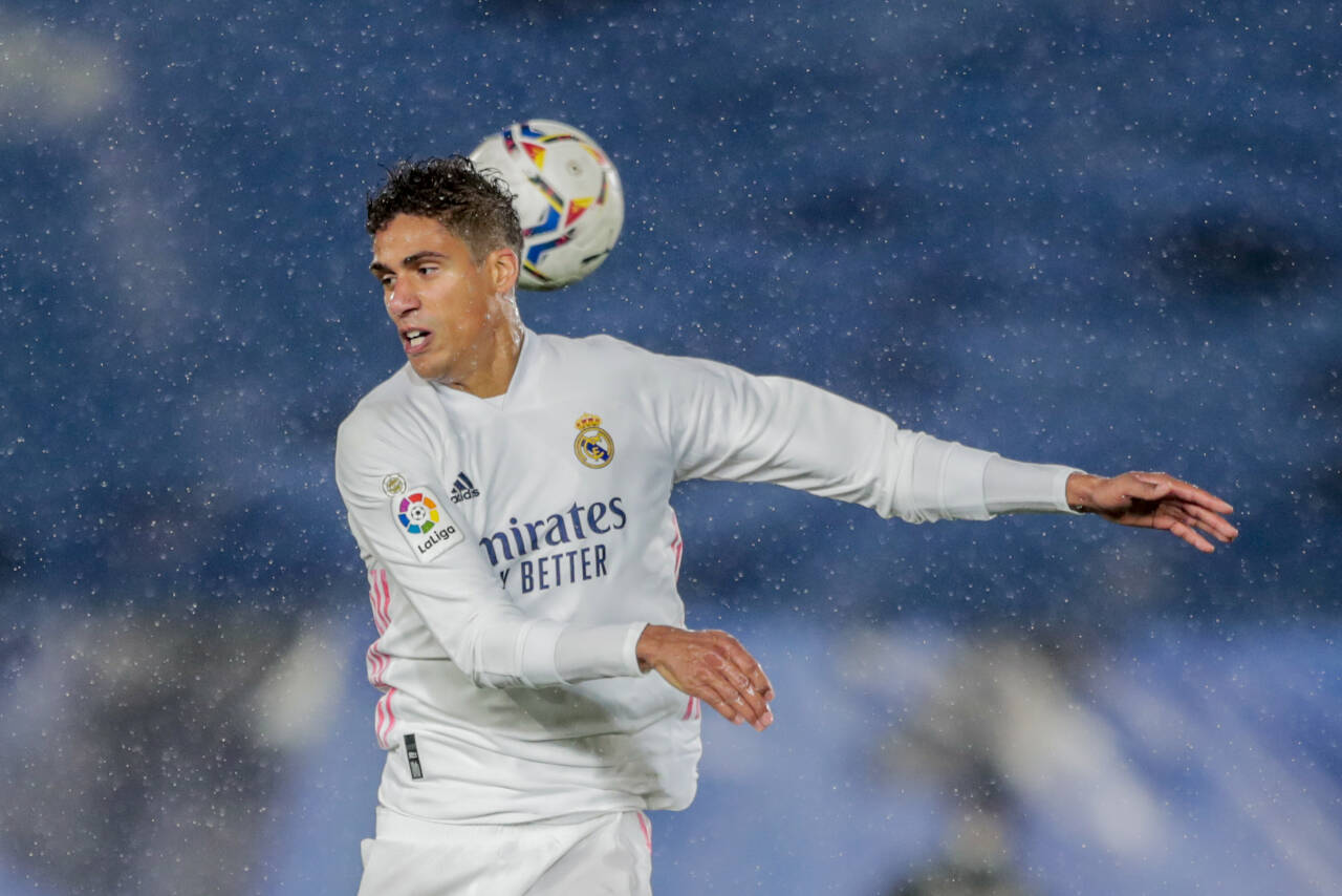 Rafael Varane blir høyst sannsynlig ikke å se banen mot Leeds. Foto: Bernat Armangue / AP / NTB