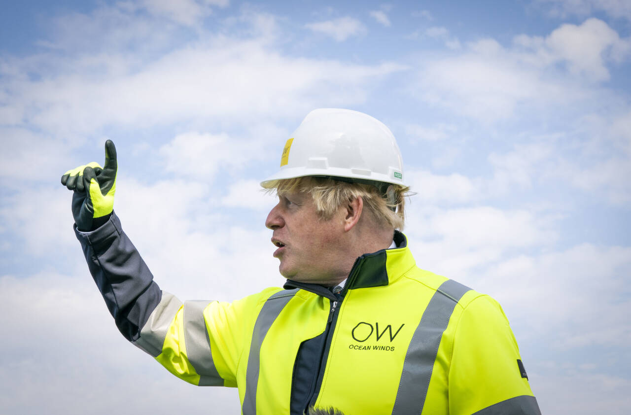 Statsminister Boris Johnson under et besøk ved et anlegg med vindturbiner utenfor kysten av Skottland i forrige uke. Jane Barlow / Pool / AP / NTB