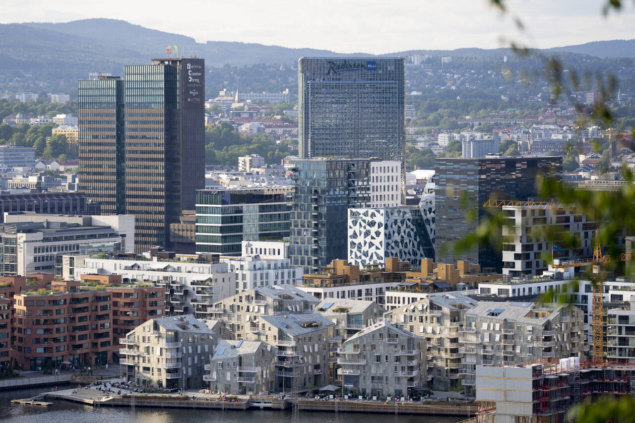 Folkehelseinstituttet anslår at R-tallet, altså hvor mange en koronasmittet person smitter videre, er 2,31 i Oslo siden 15. juli. Foto: Fredrik Hagen / NTB