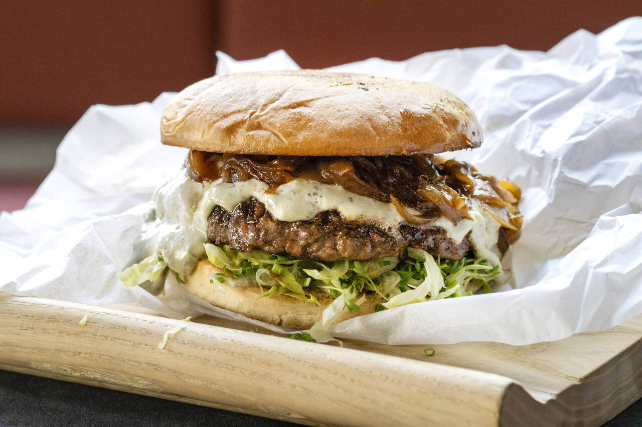 FERDIG MONTERT: Denne burgeren byr på lag på lag med godsaker. Foto: Gorm Kallestad / NTB