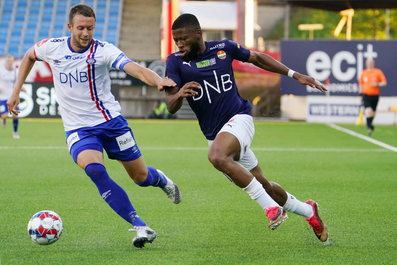 Moses Mawa, her i duell med Vålerengas Jonatan Tollås Nation, er klar for Kristiansund.Foto: Terje Bendiksby / NTB