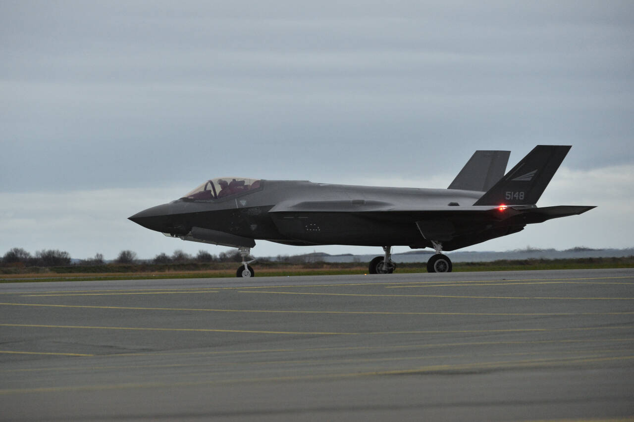 De tre første av de i alt 52 norske F-35-flyene landet på Ørland hovedflystasjon i november 2017. Foto: Ned Alley / NTB