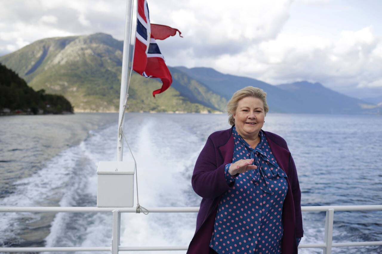 Statsminister Erna Solberg (H) tror kanskje folk har funnet roen til å lage barn under pandemien. Her er hun på båttur på vei til Åkre gård i Ullensvang på torsdag.Foto: Javad Parsa / NTB