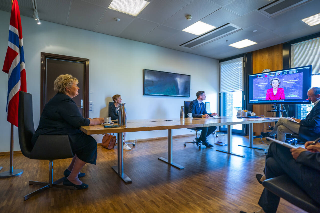 Det er stor skepsis mot EØS-avtalen, viser en ny undersøkelse. Her er statsminister Erna Solberg (H) og utviklingsminister Dag Inge Ulstein (KrF) i et digitalt møte med Europakommisjonens president, Ursula von der Leyen, tidligere i år. Foto: Håkon Mosvold Larsen / NTB