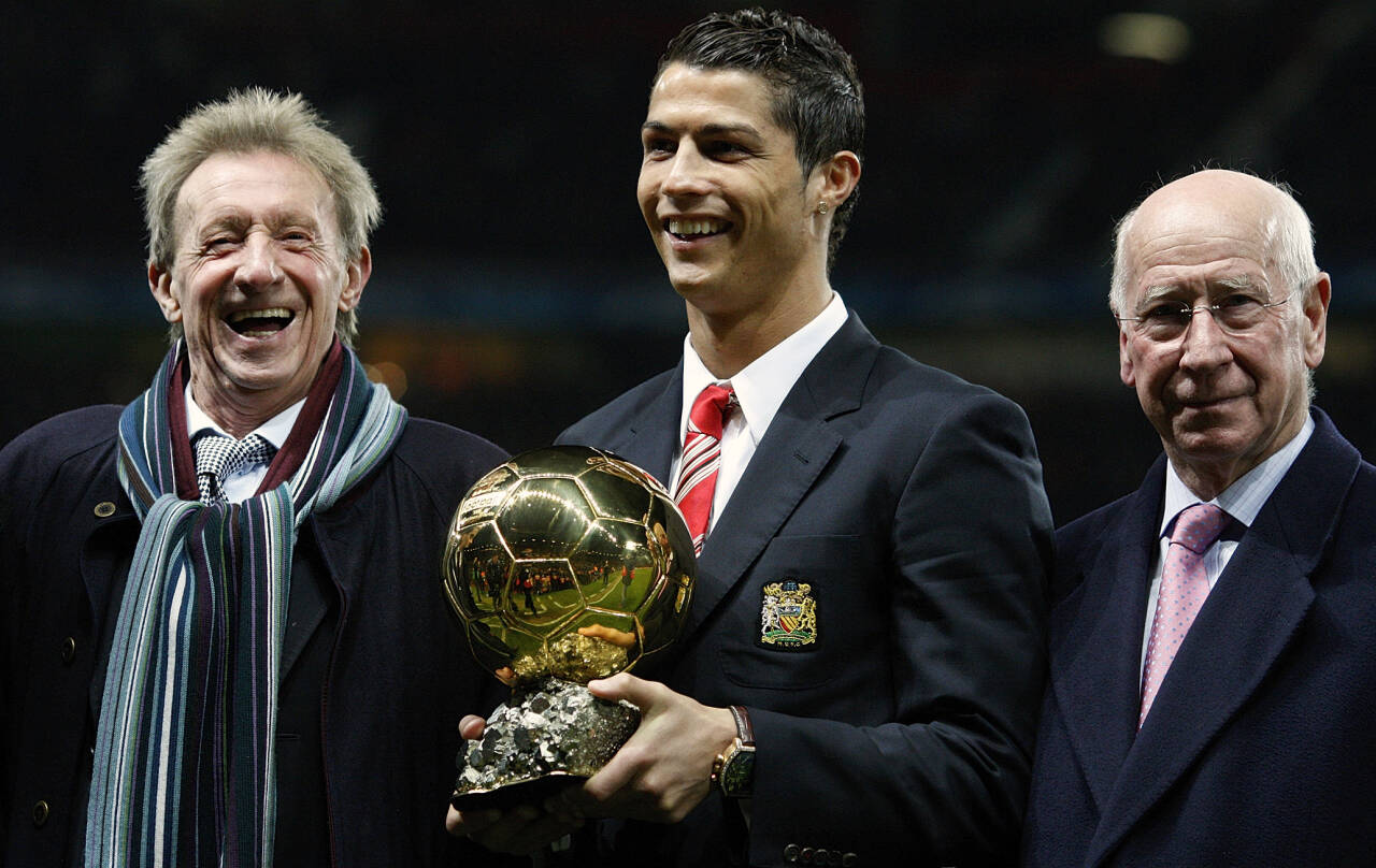 Denis Law (t.v.) har fått påvist alzheimers og demens. Her i 2008 sammen med Cristiano Ronaldo og Sir Bobby Charlton. Foto: Jon Super / AP / NTB