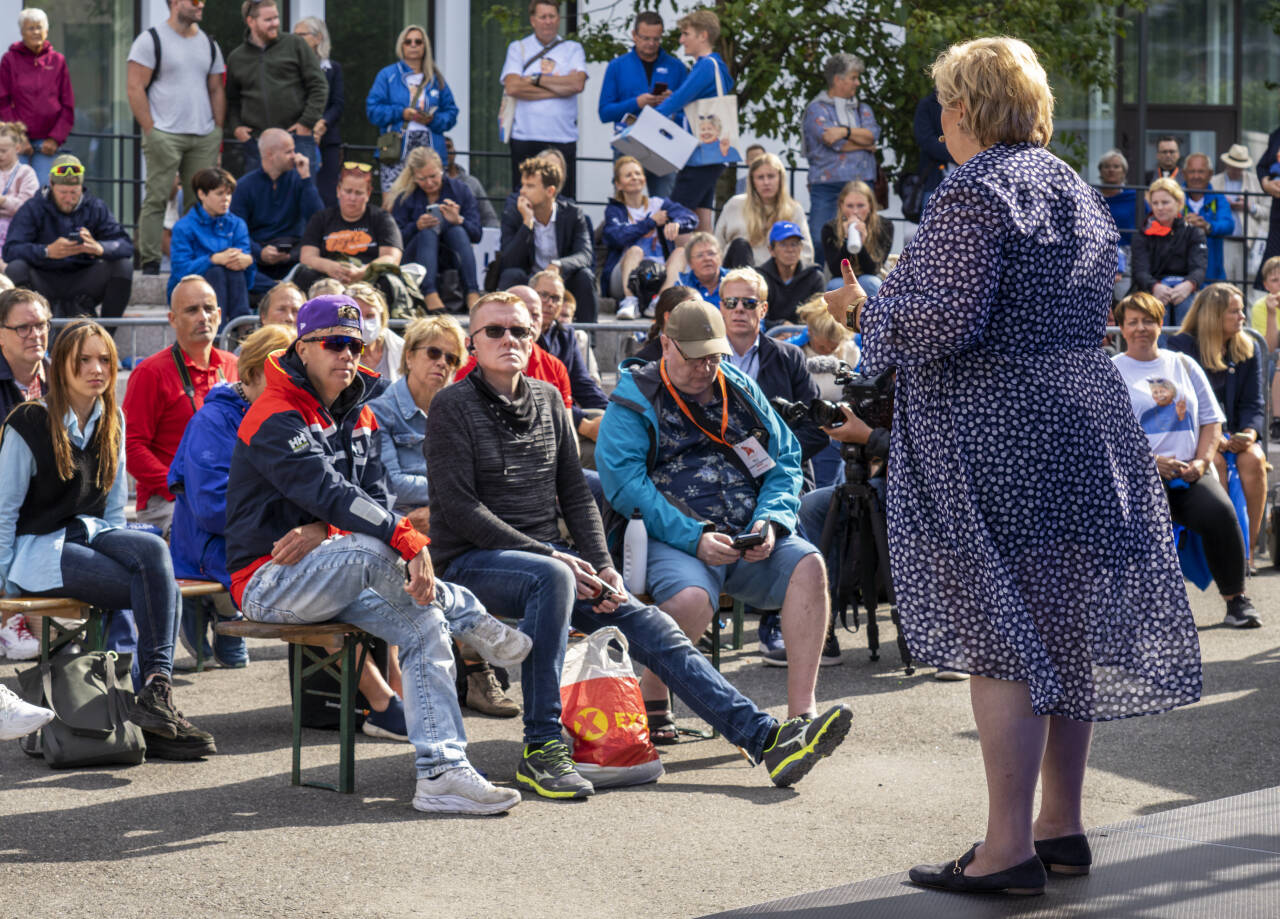 Valgkampanjen handler først og fremst om å treffe folk der de er, både gjennom fysisk tilstedeværelse ute blant folk, og på nett, sier Høyres sjef for digitale medier. Her møter statsminister Erna Solberg velgere i Arendal. Foto: Ole Berg-Rusten / NTB