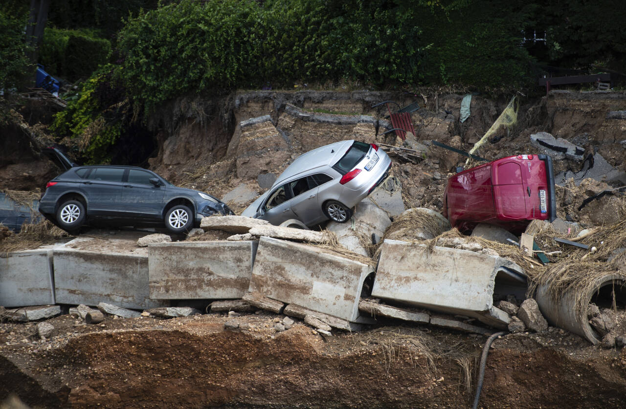 Ødelagte biler etter flommen i Erftstadt-Blessem i Tyskland i juli. Flom, tørke og skogbranner er varsel om klimaendringene som er på gang, sier FNs klimasjef Patricia Espinosa. Foto: Jonas Güttler / dpa via AP / NTB