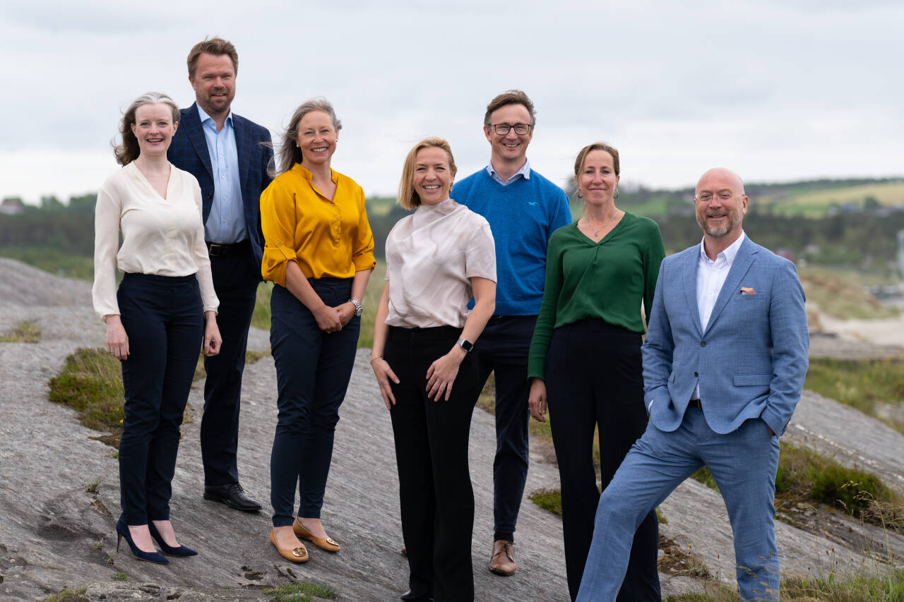 Norske Shells nye toppledelse samlet på Solastranden tidligere i sommer. Fra venstre: Clare McIntyre, Frode Lefdal, Mona Nilsen, Marianne Olsen, Torbjørn Tidemann, Claire Richardson-Dissel og Bjørn Melaa. Nils-Erik Hellem, som har kontorsted i Midt-Norge, var til stede på Teams når bildet ble tatt.