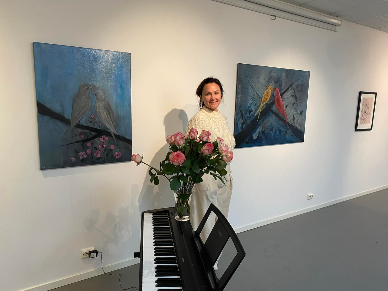 Anja Solvik foran noen av sine flotte kunstverk i utstillingen som fremdeles er åpen i Nordlic Light Fotohus. Foto: Tove Aksnes