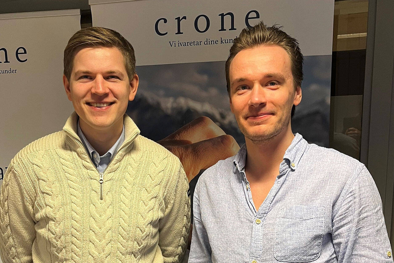 Saksbehandlerne Jørgen Gulestø og Espen Eidsvaag Sevaldsen ved kontoret i Kristiansund. Foto: Crone