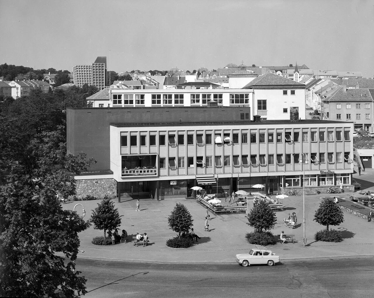 Folkets Hus med Kongens Plass i 1969. Bilde fra Nasjonalbiblioteket.