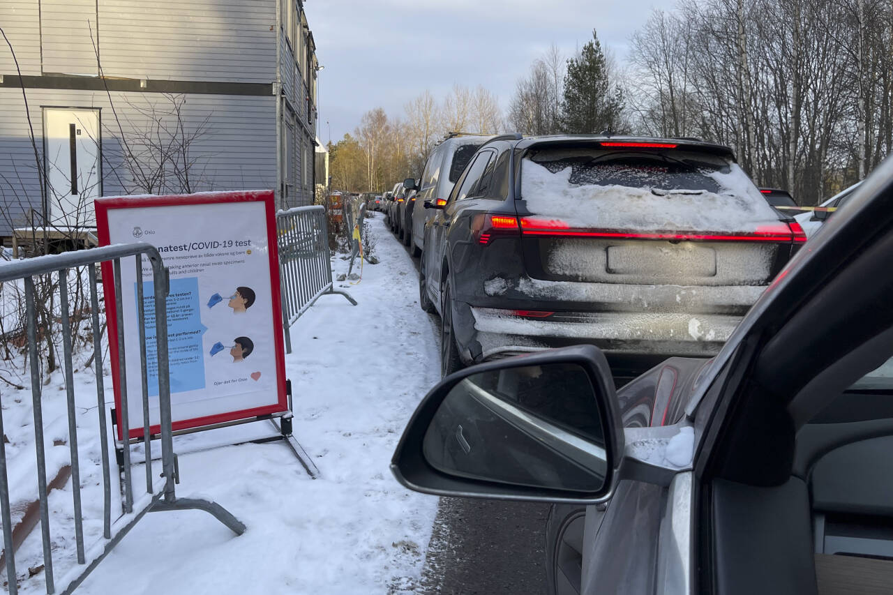 Biler i kø ved Mortensrud testsenter i Oslo. Pågangen for å bli testet for covid-19 har økt i takt med de økende antall smittetilfeller den siste tiden. Foto: Heiko Junge / NTB