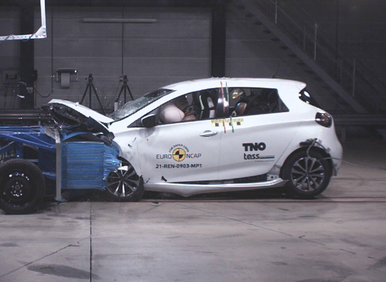 UTVIKLING: Euro NCAP tester bilmodeller flere ganger gjennom deres livsløp. Zoe startet med toppscore, nå er samme bil helt på bunn. Foto: Euro NCAP